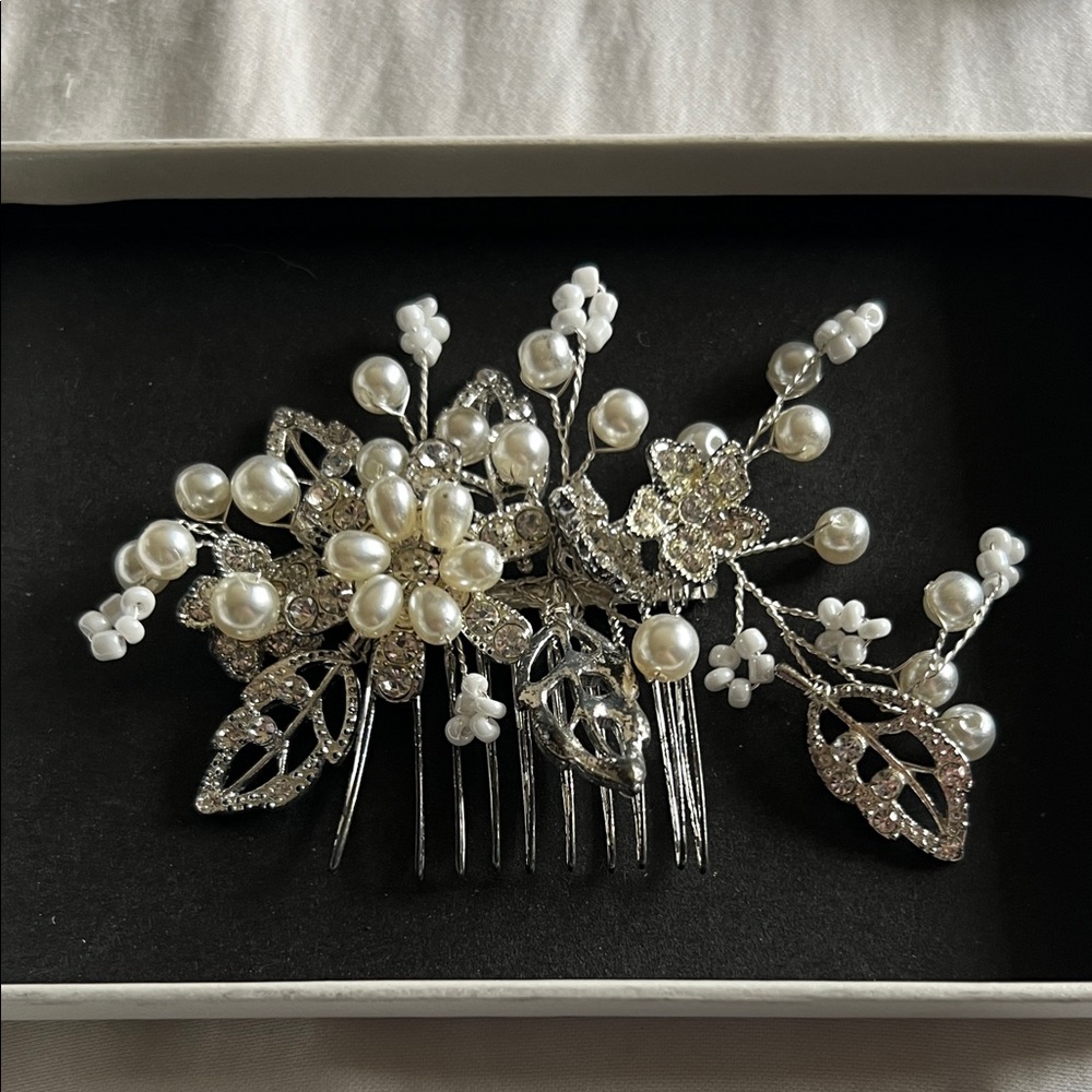 Elegant Silver and White Hair Comb